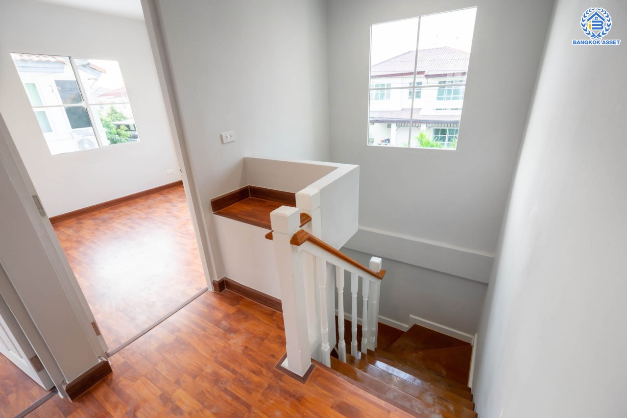 บ้านมือสองตกแต่งใหม่ แบรนด์ LH ม.ชลลดา บางใหญ่-เซ็นทรัลเวสต์เกต หลังใหญ่ เนื้อที่ 52.5 ตร.ว. ฟังก์ชัน 5 ห้องนอน (มีห้องนอนชั้นล่าง 2 ห้อง) 2 ห้องน้ำ 2 ที่จอดรถ Facilities ครบครัน บนทำเลเดินทางสะดวก เชื่อมต่อถ.กาญจนาภิเษก และเพียง 10 นาทีถึงรถไฟฟ้า "สถานีคลองบางไผ่"